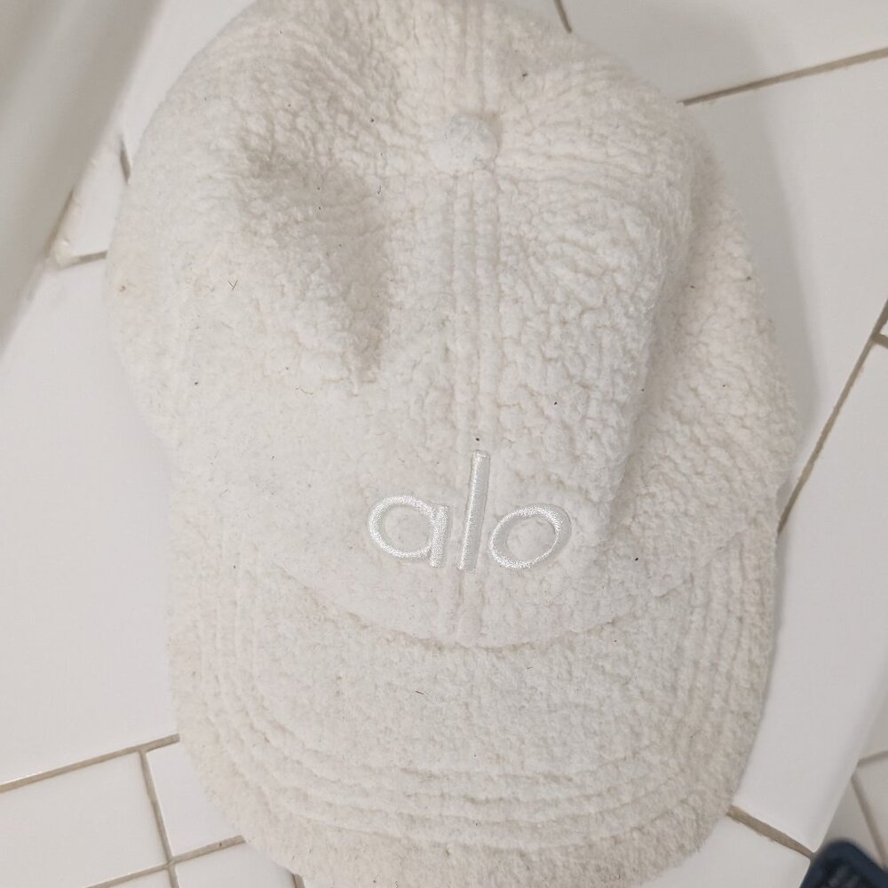 Alo Yoga Micro Sherpa Off Duty Cap Ivory